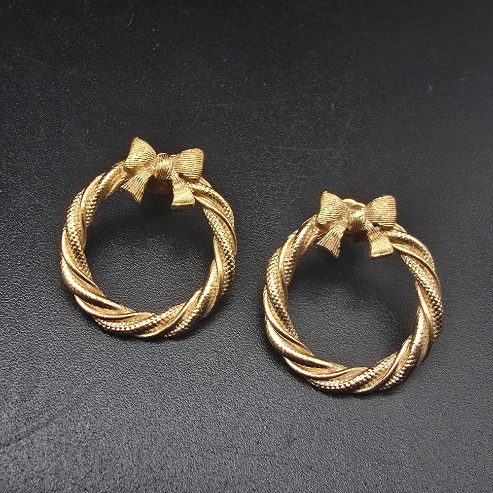 Avon 1979 Festive Circlet Earrings Gold Tone Wreath Pierced Vintage Christmads